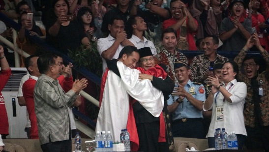 Presiden Joko Widodo (kedua kiri) dan Ketua Umum Pengurus Besar Ikatan Pencak Silat Indonesia (IPSI) Prabowo Subianto (kedua kanan) berpelukan disela menyaksikan Pencak Silat Asian Games 2018 di di Padepokan Pencak Silat di Taman Mini Indonesia Indah, Jaka